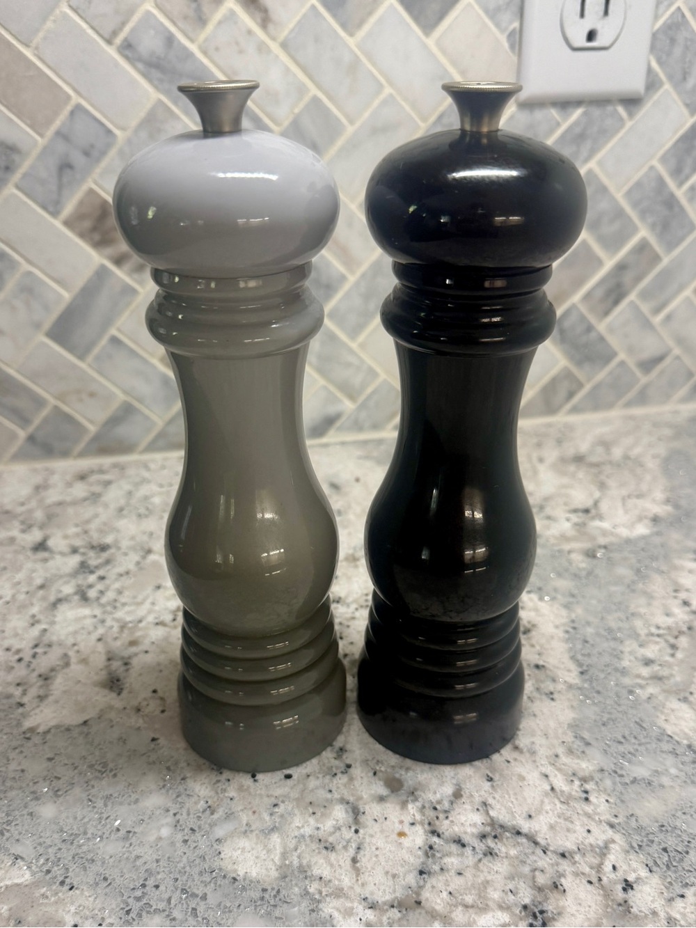 Le Creuset large Black and Grey Pepper & Salt Grinding mill set. NEW NEVER USED